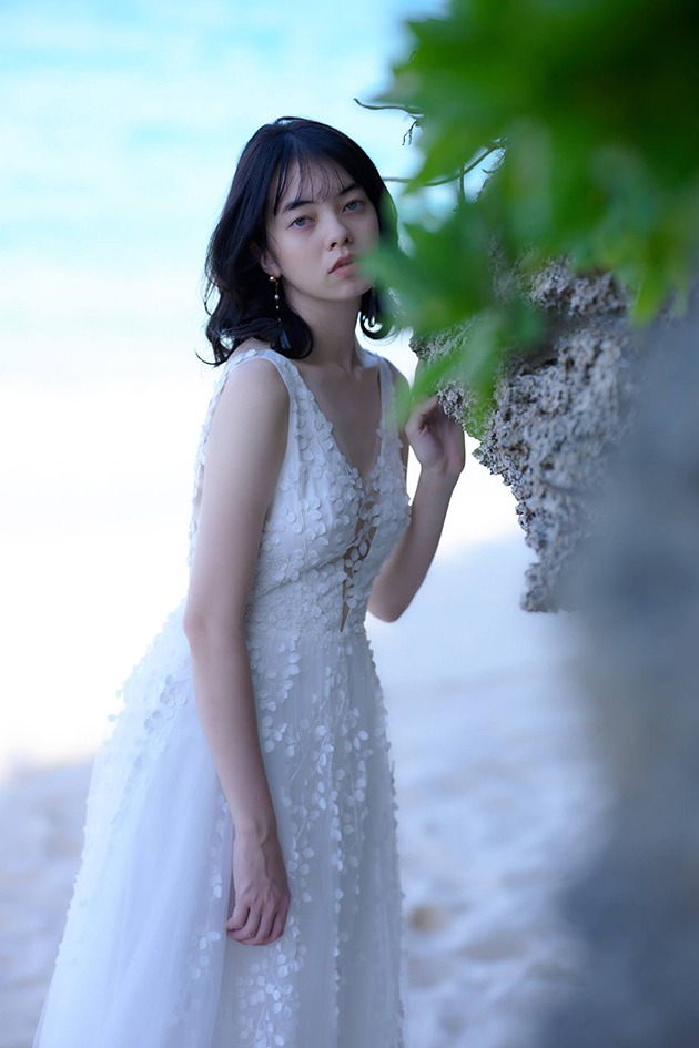 アンナカラのVネックで立体的なリーフモチーフと繊細なチュールでつくられたウエディングドレス