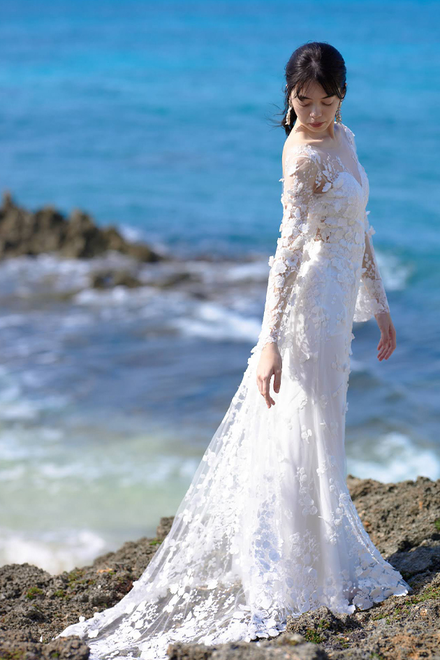 アンナカラの透明感のあるチュールとスパンコールでつくられたウエディングドレス