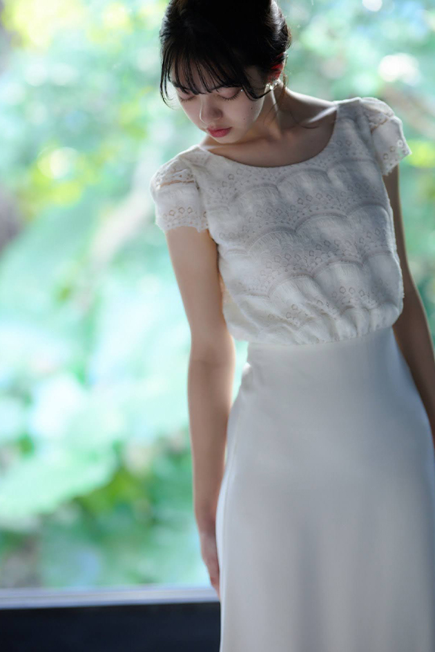 ロールドサガザンのカレレースとシルククレープでつくられたウエディングドレス