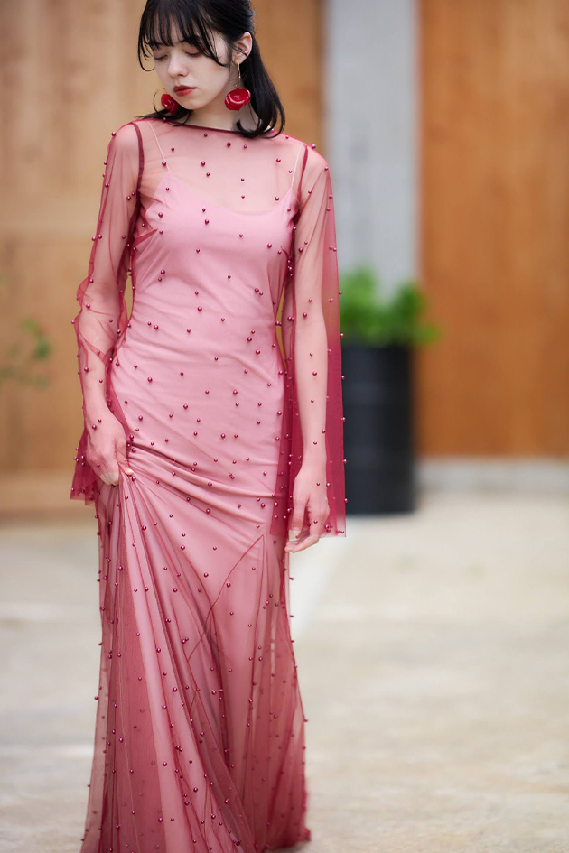 オタディーのパールが散りばめられたボルドーカラーのカラードレス