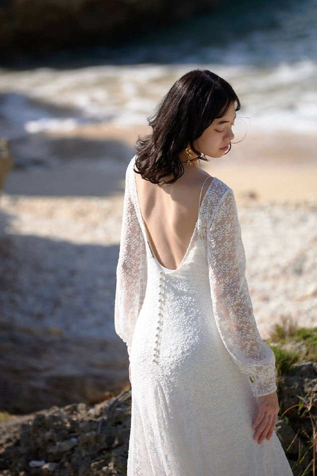 オタディーの総レースにリーフモチーフが散りばめられたロングスリーブのウエディングドレス