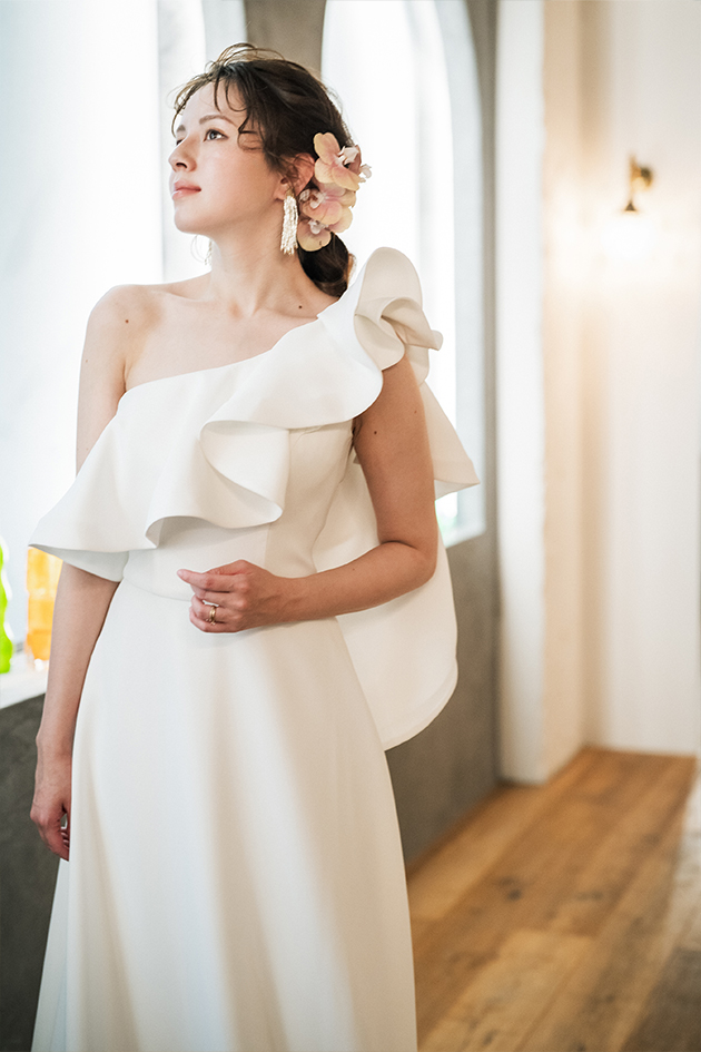 大きなフリルのワンショルダーが存在感のあるユキノリモリナガとのコラボレーションウエディングドレス