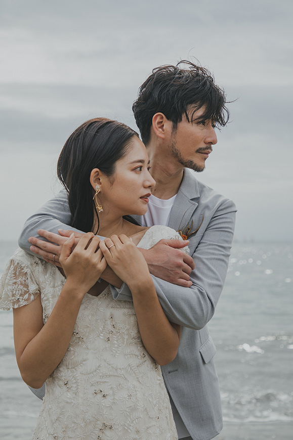鎌倉古我邸フォトプラン 海フォトの海辺の新郎新婦