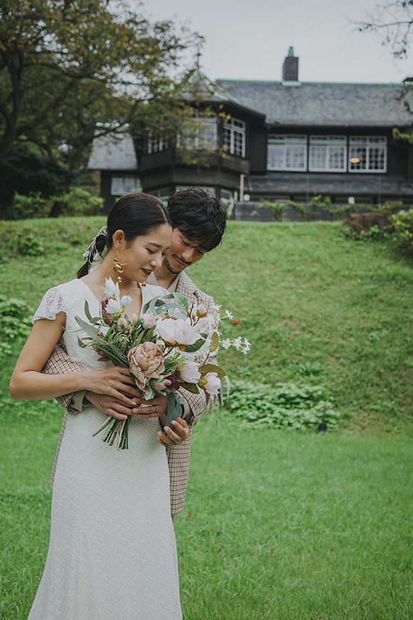 鎌倉古我邸フォトプラン 古我邸のガーデンで寄り添う新郎新婦