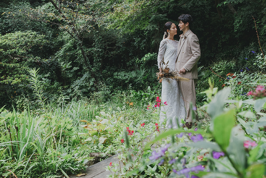 鎌倉古我邸フォトプラン　森林の中に佇む新郎新婦