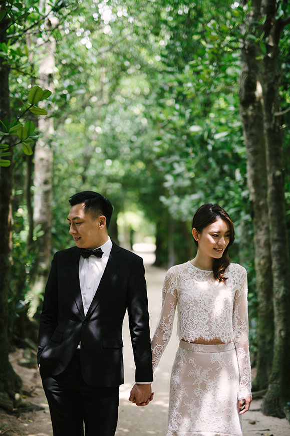 おしゃれなフォトウエディングの沖縄プラン森林の中の新郎新婦