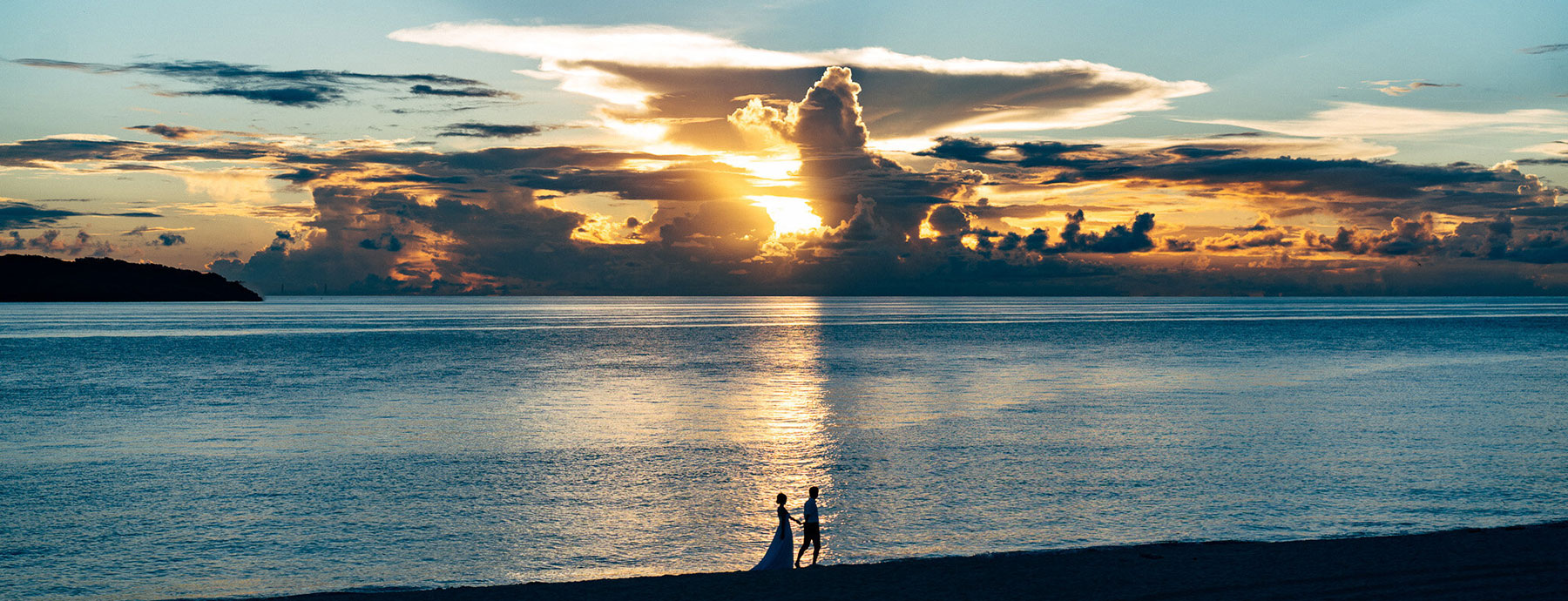 おしゃれなフォトウエディングの沖縄プラン夕日が美しい海辺の新郎新婦