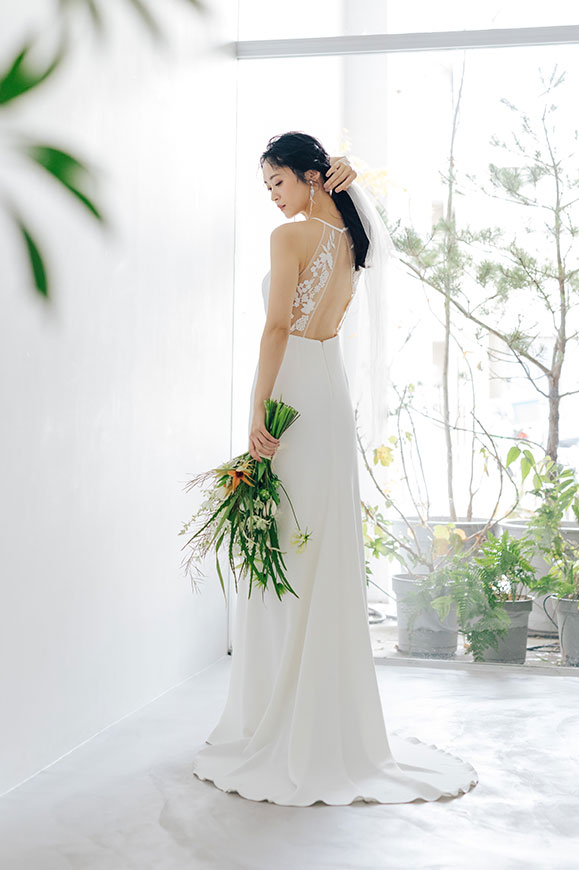 フォトウエディングのドレスプラン佇む新婦