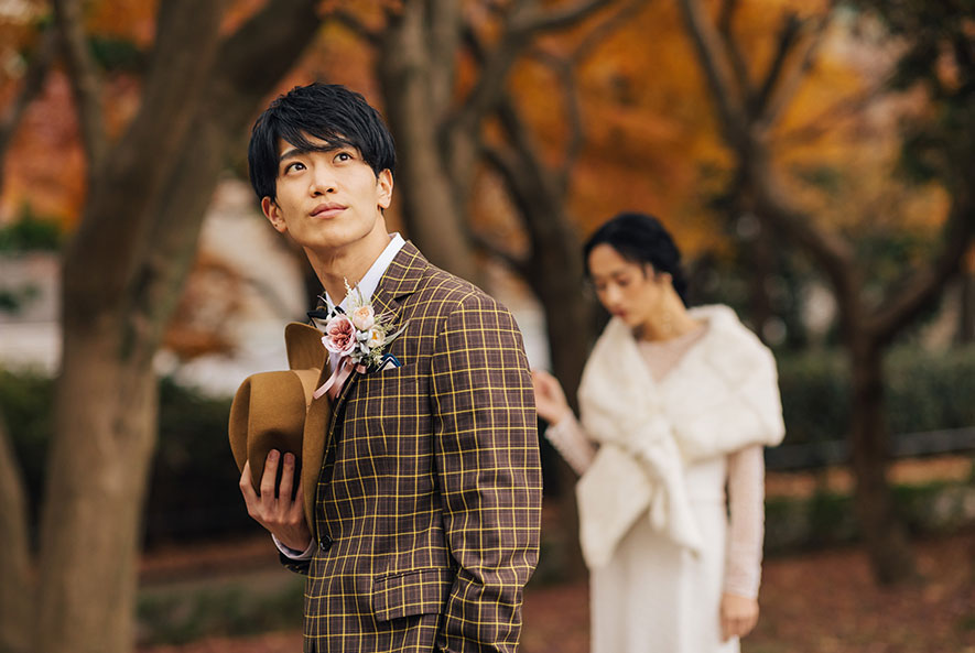 フォトウエディングのドレスプラン紅葉の中の新郎新婦1
