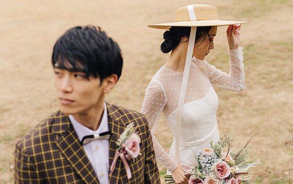 フォトウエディングのドレスプラン自然の中の新郎新婦