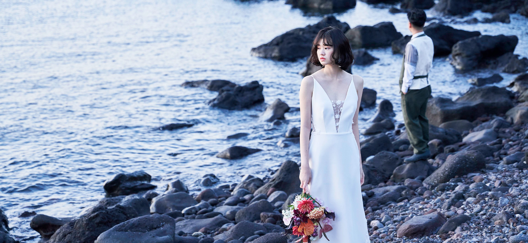 五島リトリート ray 海岸沿いに佇む新郎新婦