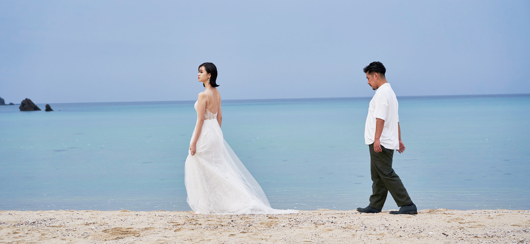 五島リトリート ray 浜辺をゆっくりと歩く新郎新婦