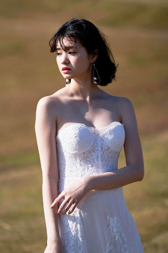 五島リトリート ray 草原に佇む新婦