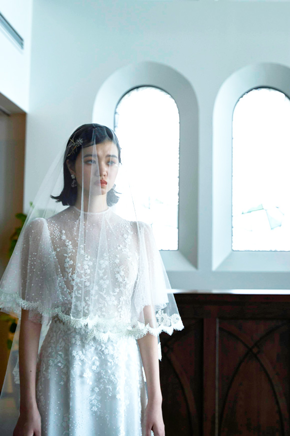 五島リトリート ray 繊細な刺繍が施されたウエディングドレスを着た新婦