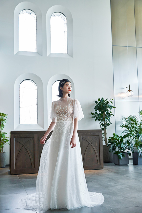 五島リトリート ray 繊細な刺繍が施されたウエディングドレスを着た楽し気な新婦