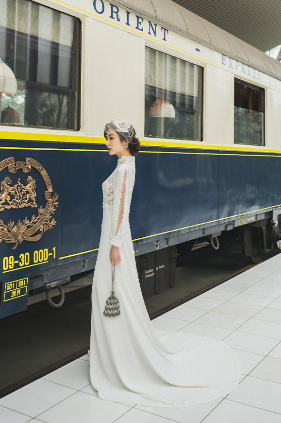 箱根リトリート オリエント急行前で静かに佇む新婦