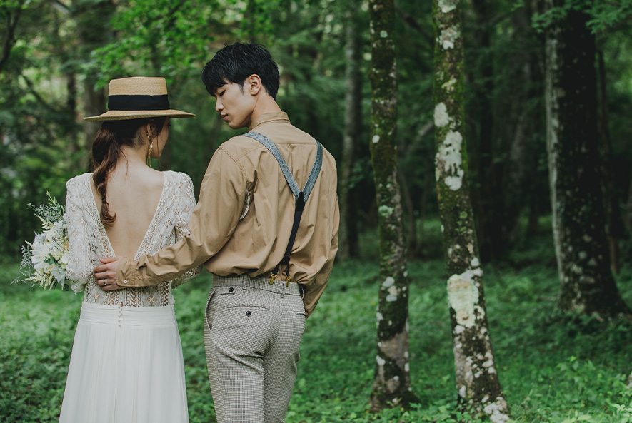 箱根リトリートの大自然に包まれた森の中で静かに寄り添う新郎新婦の2人