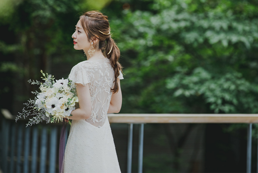 箱根リトリートWOODSIDE dinigでブーケを持って佇む新婦