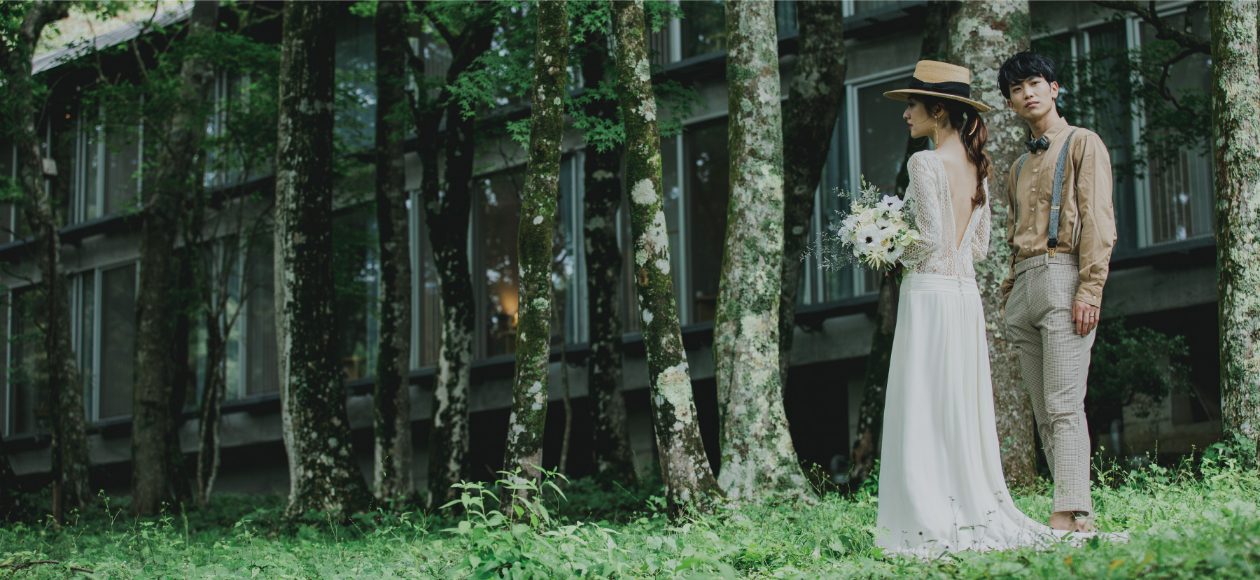 箱根リトリートの自然豊かな森の中にたたずむ新郎新婦の2人