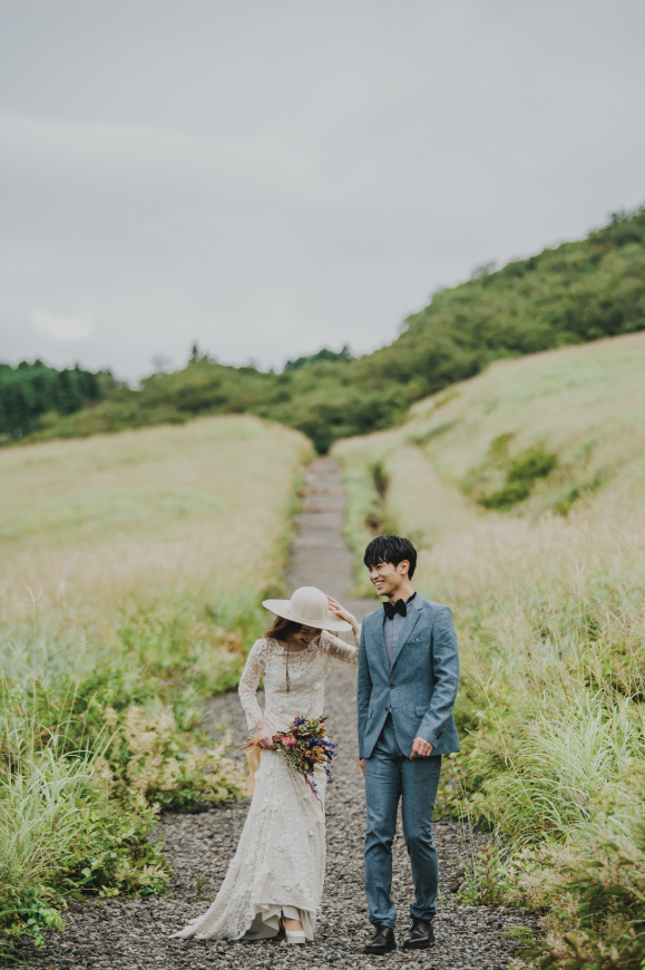 箱根リトリート近くの仙石原すすき草原の道を楽し気に歩く新郎新婦の2人