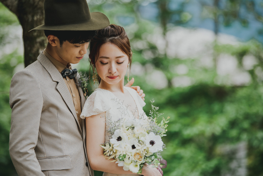 箱根リトリートの自然あふれる中で寄り添い合う新郎新婦の2人