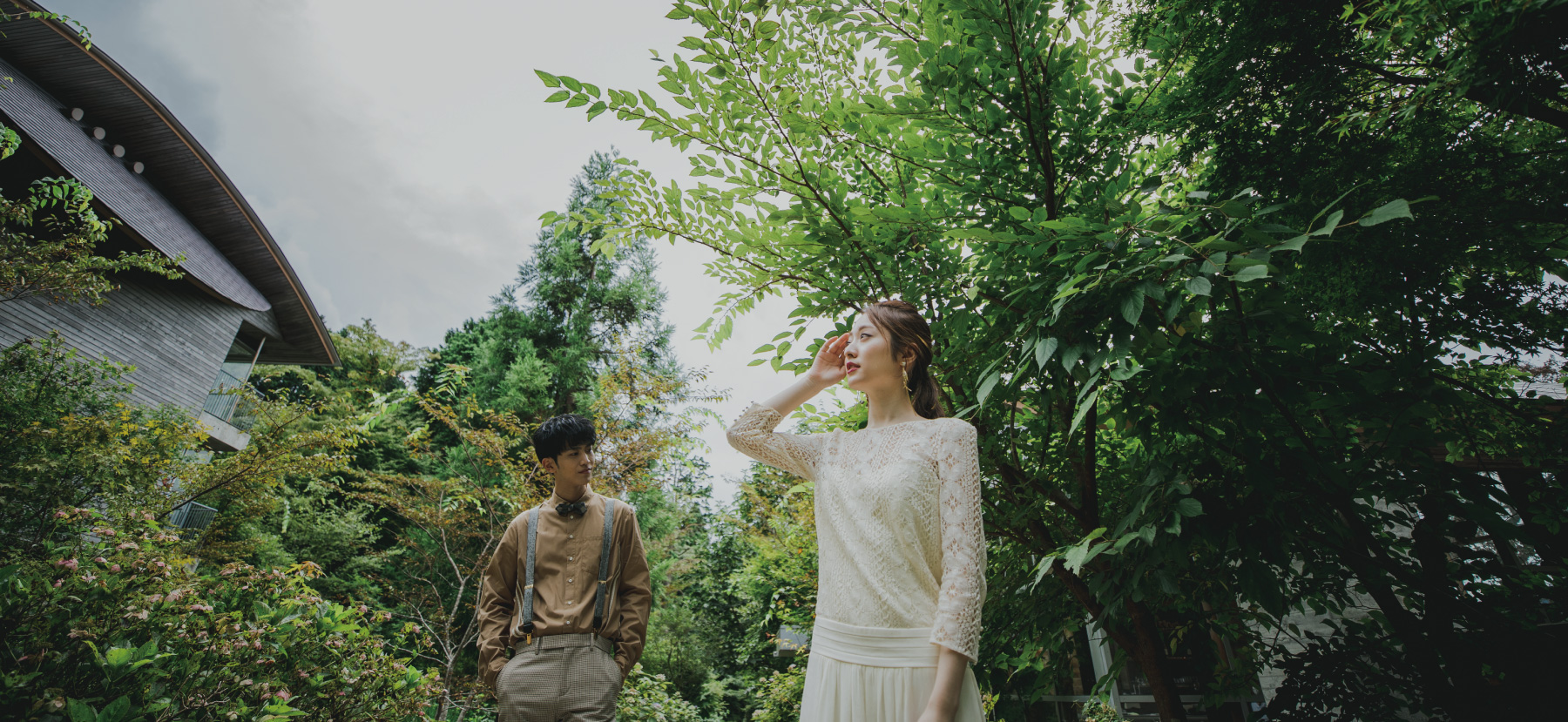 箱根リトリートの太陽が輝き、自然あふれる道をゆっくりと歩く新郎新婦の2人