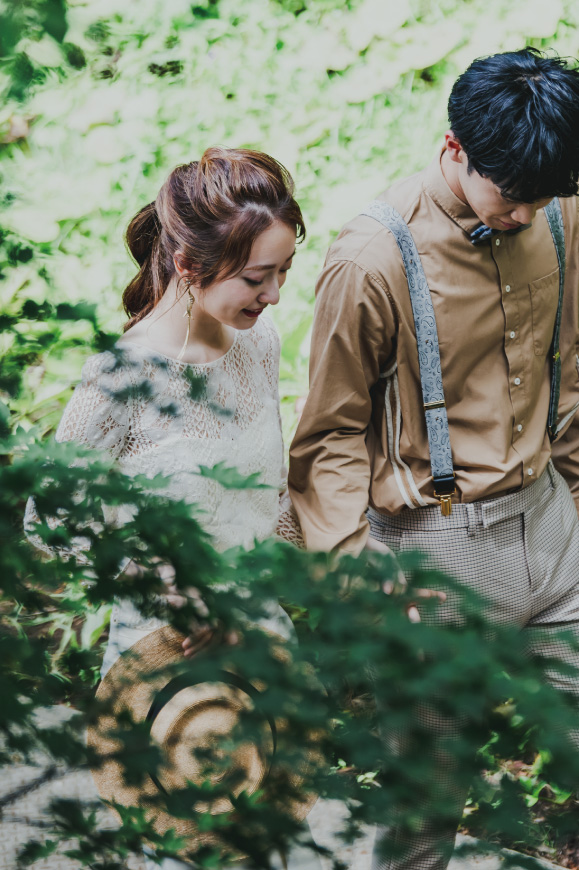 箱根リトリートの森の中を楽しそうに歩く新郎新婦の2人