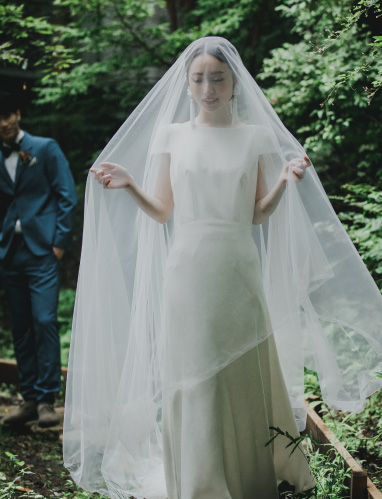 箱根リトリートの自然の中にいる新郎新婦の2人
