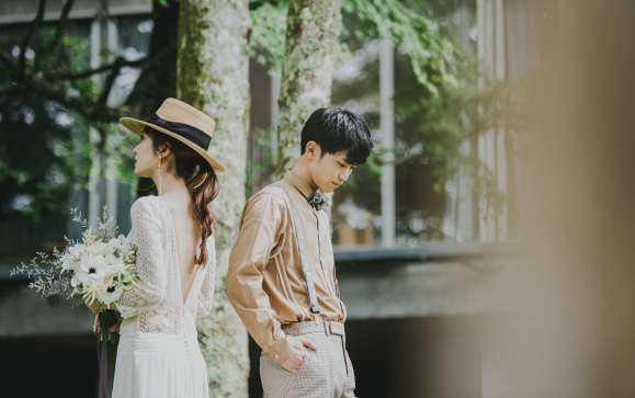箱根リトリートの木々が生い茂る自然の中で静かにたたずむ新郎新婦の2人