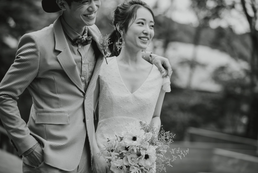 箱根リトリートのWOODSIDE dinigで笑顔の新郎新婦の2人
