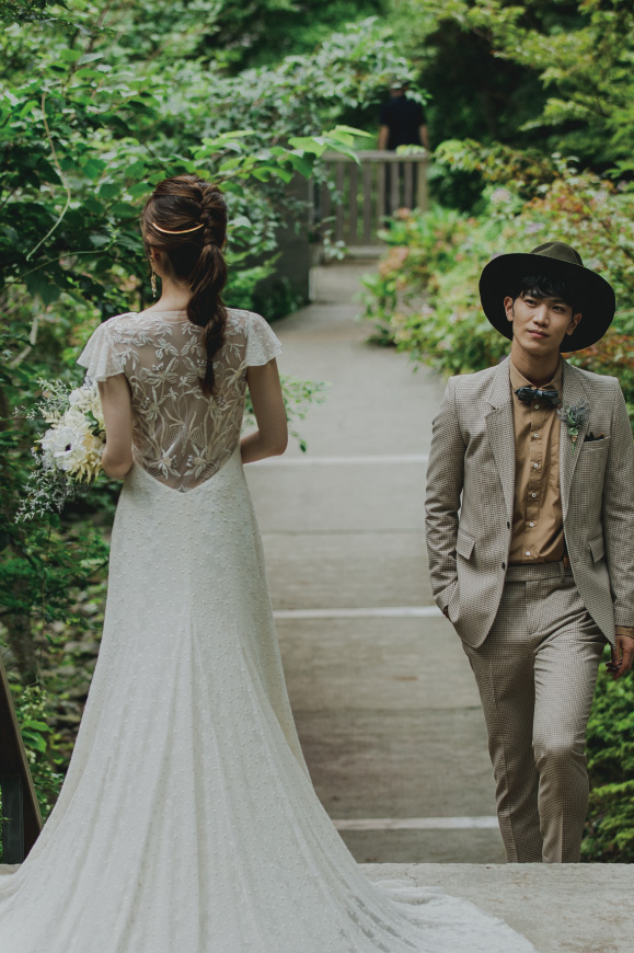 箱根リトリートのWOODSIDE dinigで木々があふれる道を歩く新郎新婦の2人